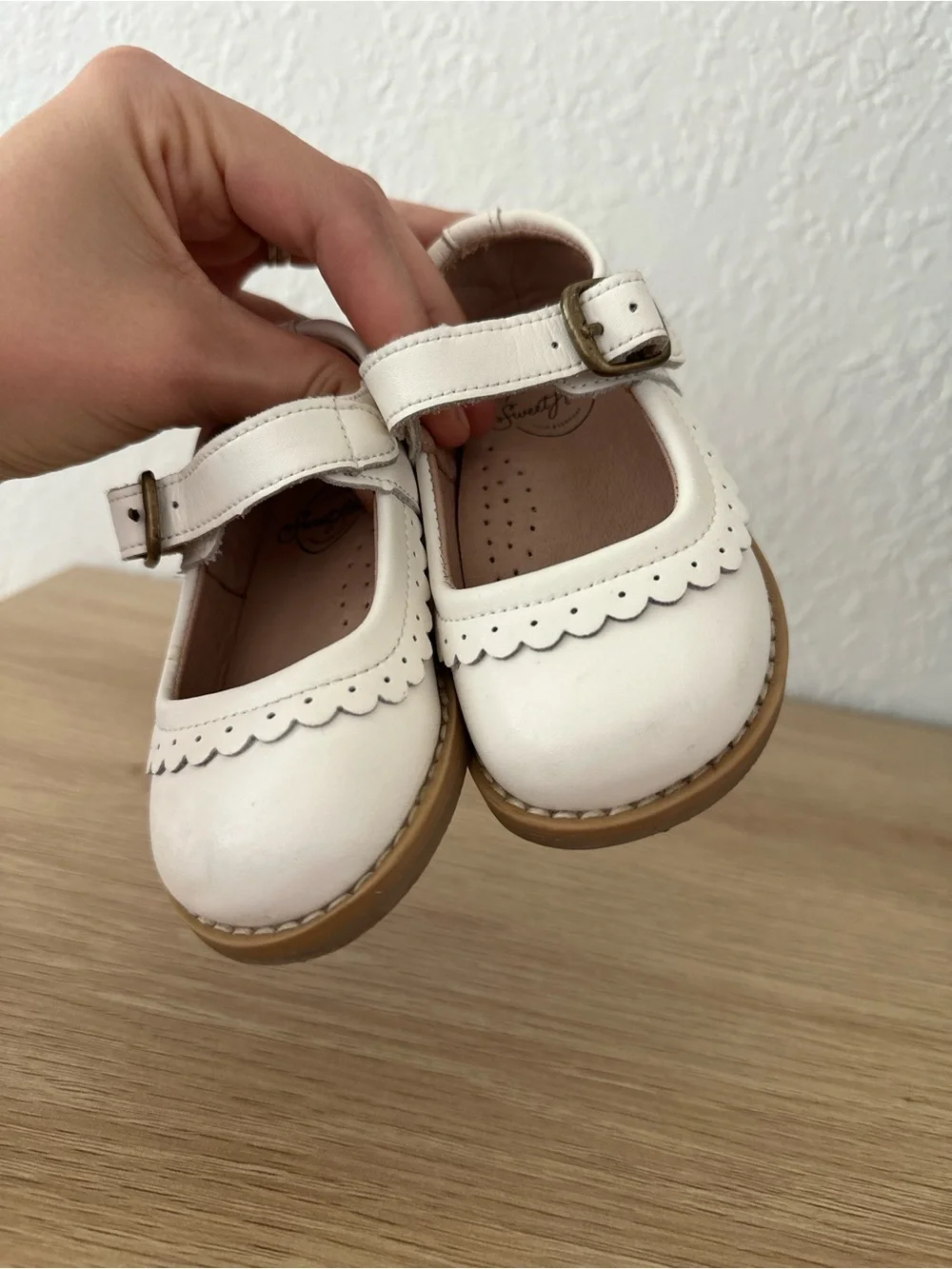 SweetHoney Cream Mary Jane Dress Shoes for girls size 4 VGUC upper leather